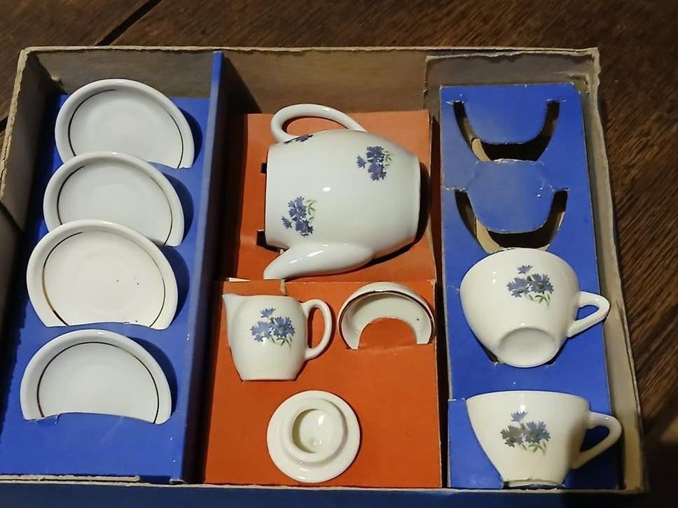 LEUK KINDER SERVIES (MISSEN 2 KOPJES)  VERDER PRIMA.., Ophalen of Verzenden, Gebruikt, Porselein, Kop en/of schotel