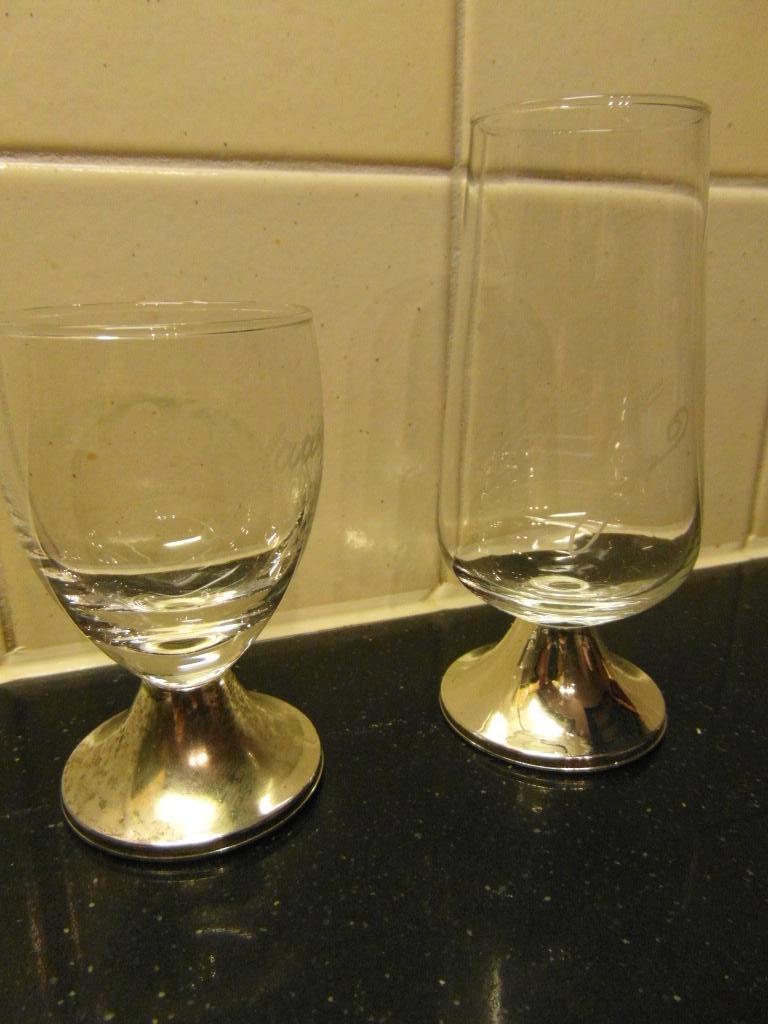 2 borrelglaasjes op verzilverd voetje  "  25  jaar ", Antiek en Kunst, Antiek | Glas en Kristal, Ophalen of Verzenden