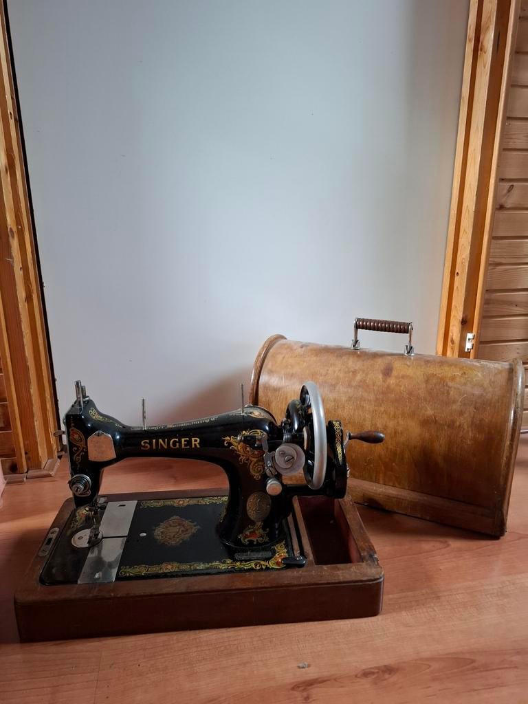 Antieke Singer Naaimachine (ca. 1900) met houten kap, Ophalen