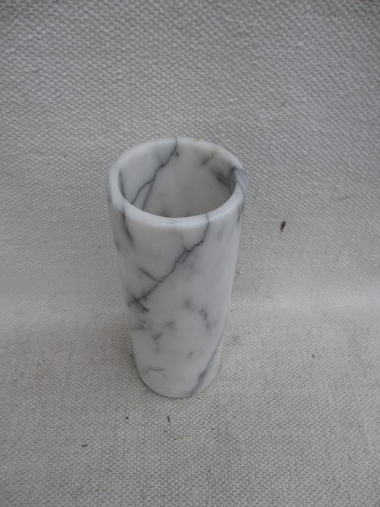 Vintage cilindervaas van Carara marmer, Huis en Inrichting, Steen, Gebruikt, Overige kleuren, Ophalen of Verzenden