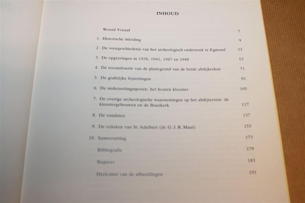 Opgravingen in Egmond — Abdij en Archeologie, Ophalen of Verzenden, Gelezen