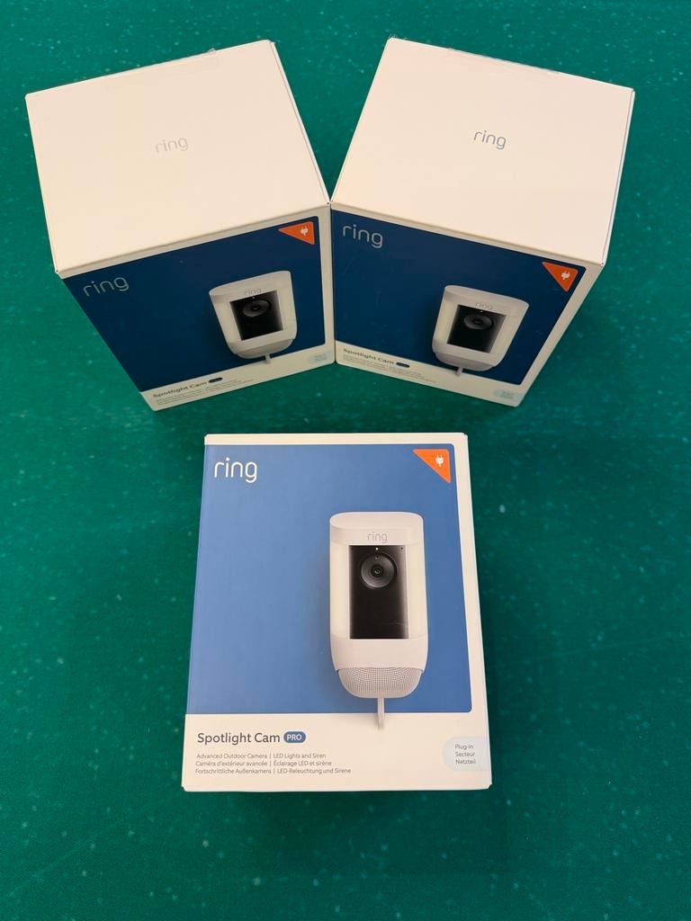 Ring Spotlight Cam Pro wit op stekker plug in, Ophalen of Verzenden, Nieuw, Buitencamera