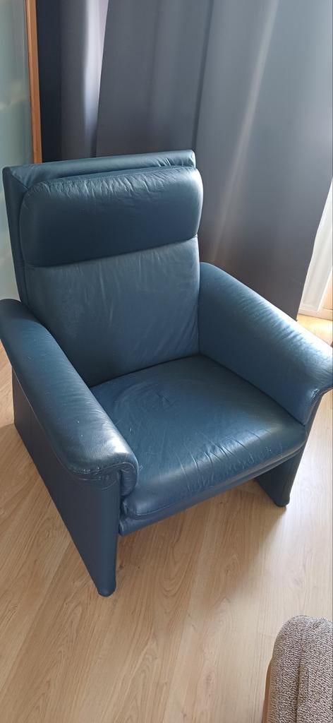 Blauw lederen relaxstoel, Huis en Inrichting, Fauteuils, Verzenden, Zo goed als nieuw, 50 tot 75 cm