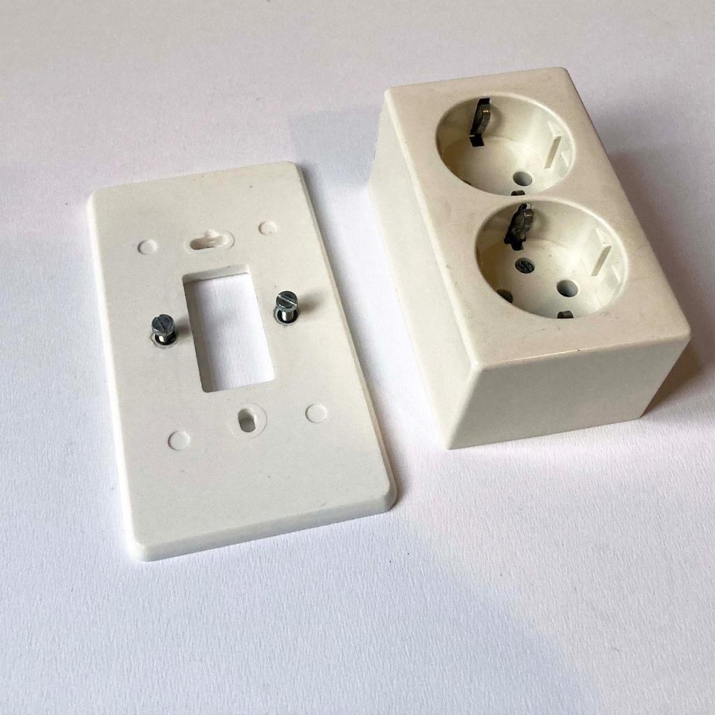 Dubbele wandcontactdoos opbouw randaarde wit + montagedeksel, Ophalen of Verzenden