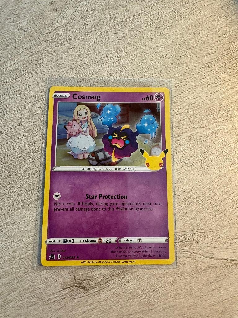 Cosmog (Holo) 013/025 Celebrations - Pokémon Kaart, Ophalen of Verzenden, Nieuw, Losse kaart, Foil