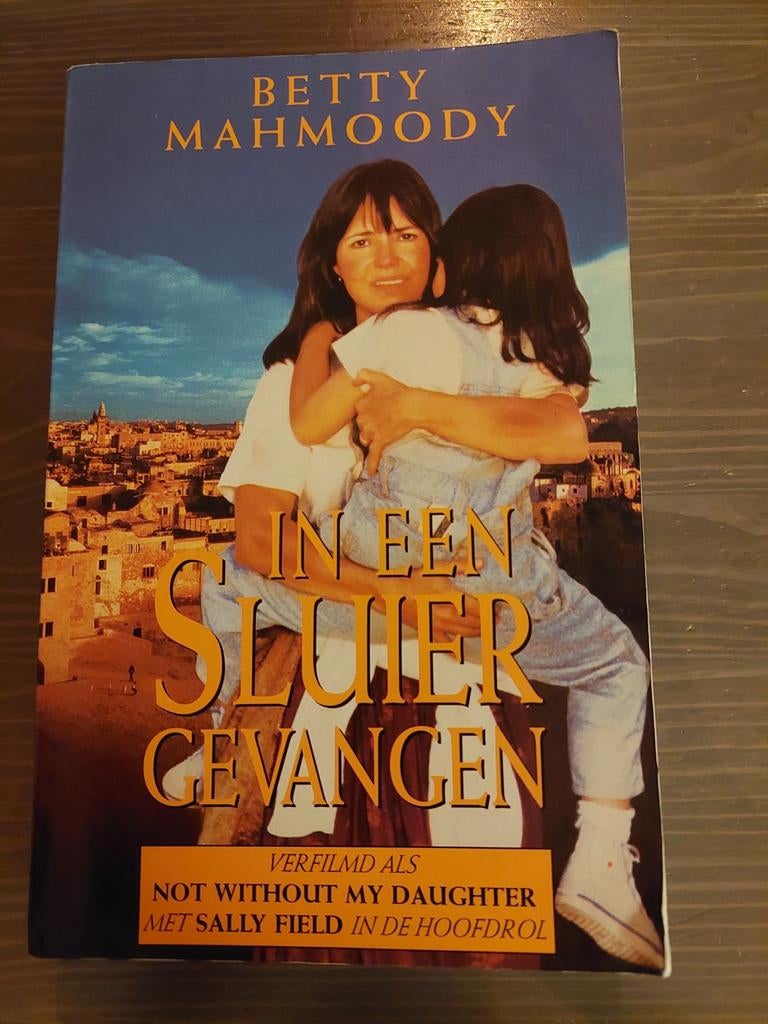 In een sluier gevangen - Betty Mahmoody, Boeken, Ophalen of Verzenden, Gelezen, Betty Mahmoody