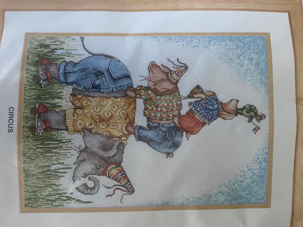 2 borduurpakketten thea gouverneur  en 9 andere pakketjes, Ophalen of Verzenden, Borduurpakket