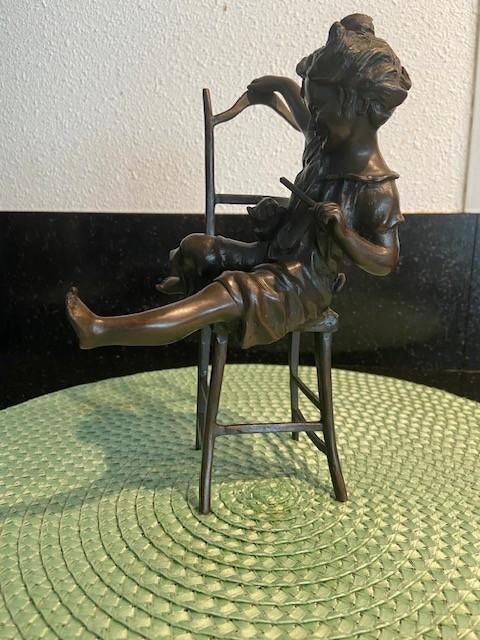 bronzen beeld meisje met poes op stoel, Ophalen of Verzenden, Brons