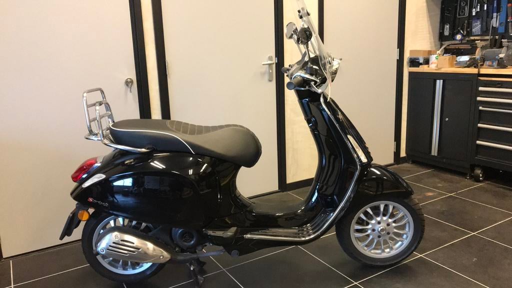 Vespa Sprint snorscooter glanszwart  origineel + accessoires, Fietsen en Brommers, Snorfietsen en Snorscooters, Ophalen, Gebruikt