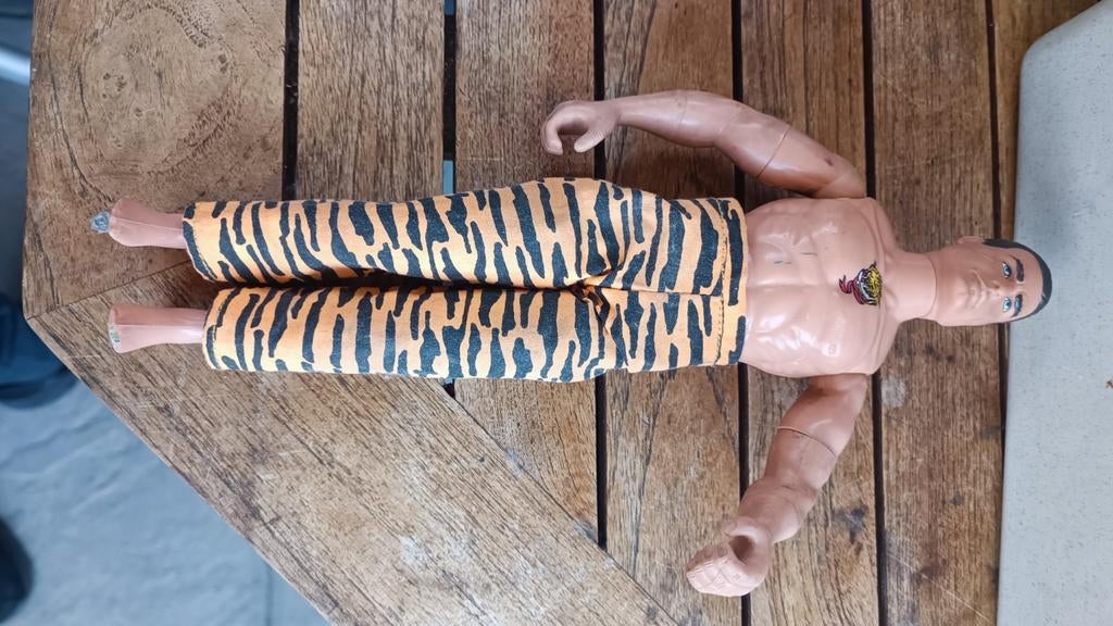 Vintage actiefiguur met tijgerprint broek en zwart pak, Ophalen of Verzenden, Gebruikt