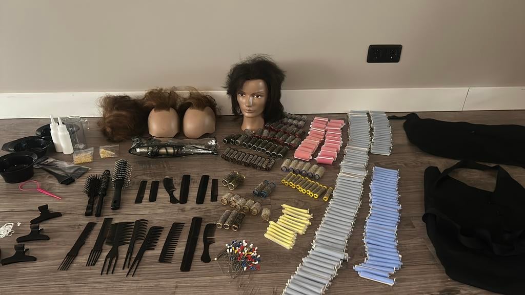 Kappers pop met vele accessoires en hoofd deksels, Ophalen of Verzenden, Zo goed als nieuw, Zakelijk