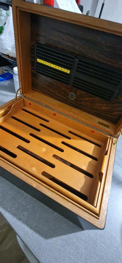 Sigaren humidor, Verzamelen, Rookartikelen, Aanstekers en Luciferdoosjes, Verzenden, Tabaksdoos of Verpakking