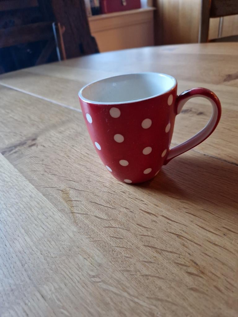 V&D SERVIES BEKER 🍄 ROOD MET WITTE STIPPEN POLKADOT, Ophalen of Verzenden, Overige stijlen, Kop(pen) en/of Schotel(s)