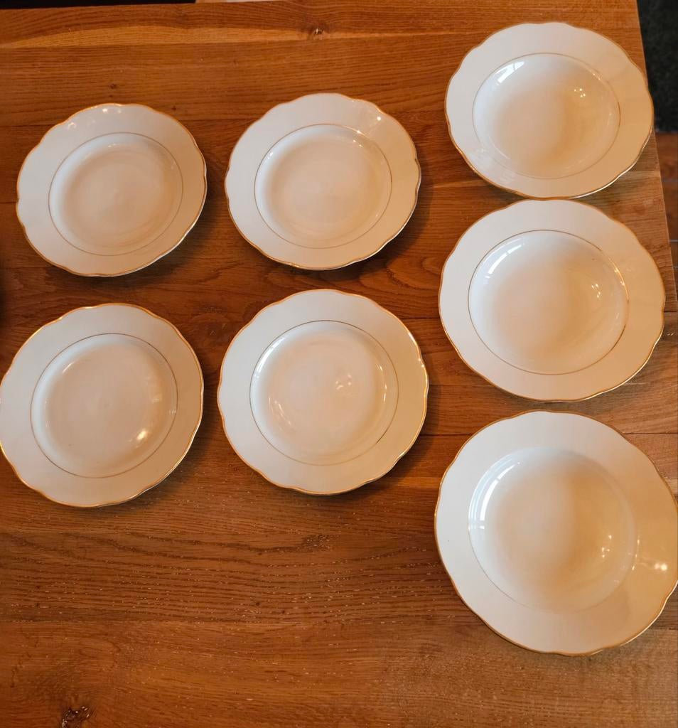 Elegant wit servies met gouden rand - 10 stuks, Ophalen of Verzenden, Zo goed als nieuw, Bord(en), Effen