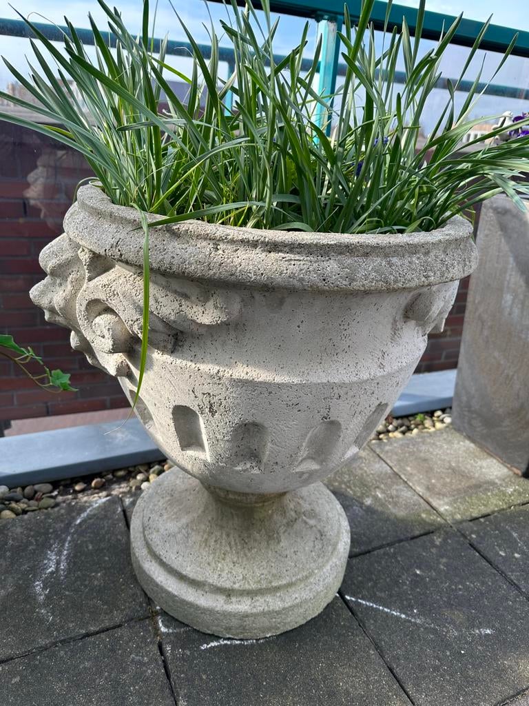 Grote betonnen bloempot met ornamenten voor buiten, Ophalen, Gebruikt