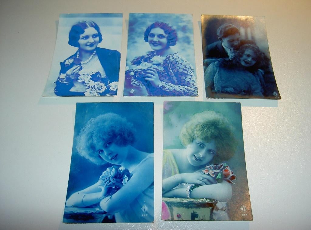Ansichtkaarten blauw , 5 stuks uit de oude doos . prijs 15 e, Ophalen of Verzenden, 1920 tot 1940, Gelopen, Sterren en Beroemdheden