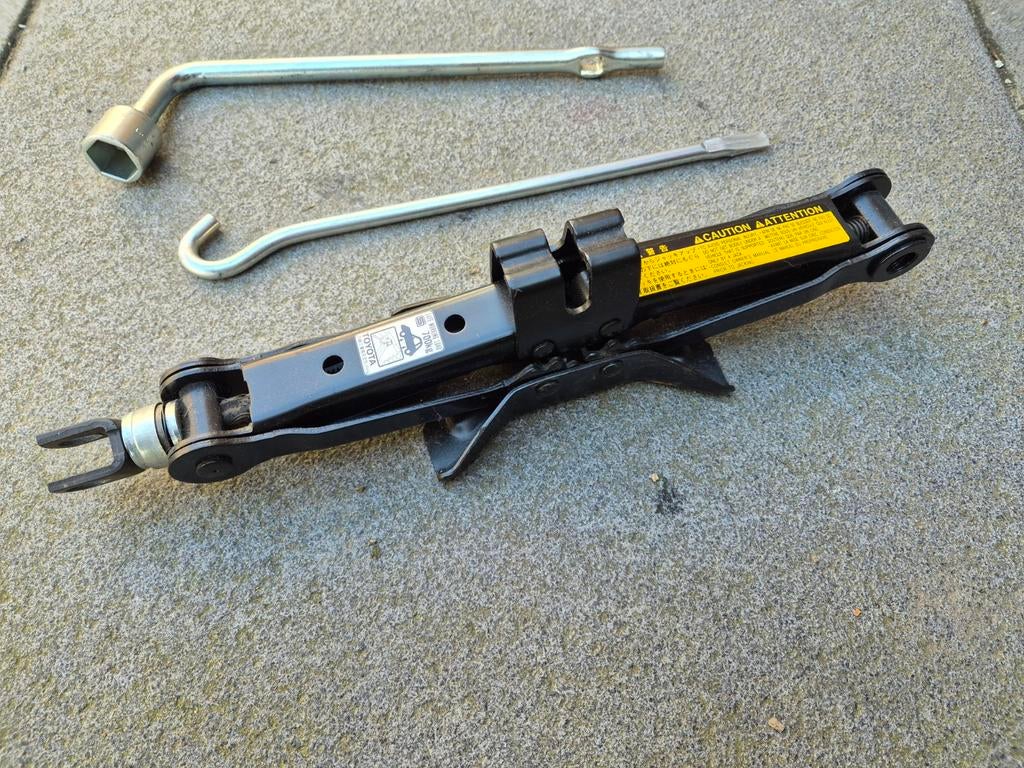 Autokrik met wielsleutel en krikhendel - Toyota, Ophalen, Gebruikt, Mechanisch, Schaarkrik