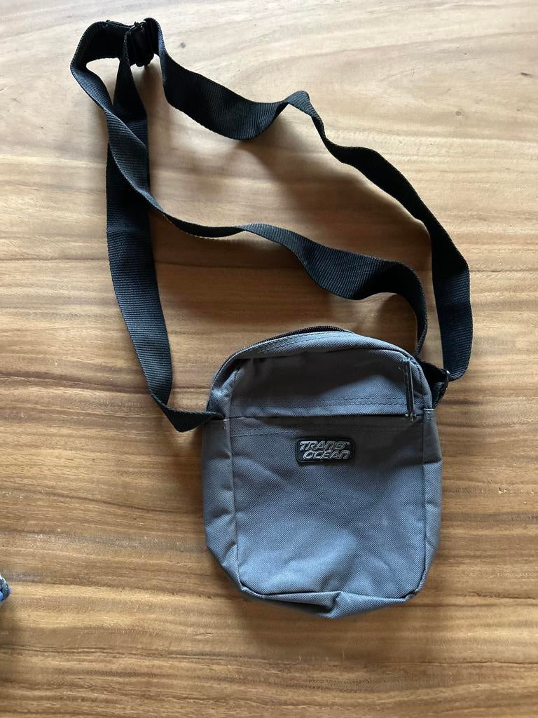 Kleine Schouder Reistas - Paspoort, Mobiel & Kleine Zaken, Ophalen, Gebruikt, Grijs, Overige merken