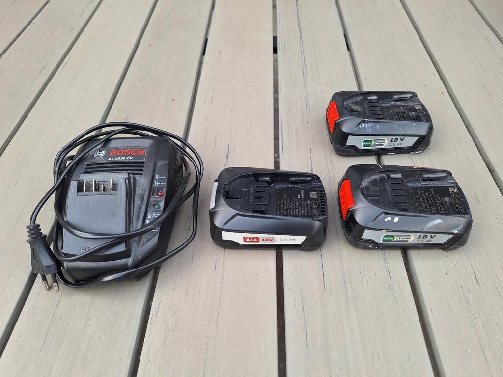 Bosch acculader met 3 accu's, Doe-het-zelf en Verbouw, Gereedschap | Boormachines, Ophalen of Verzenden