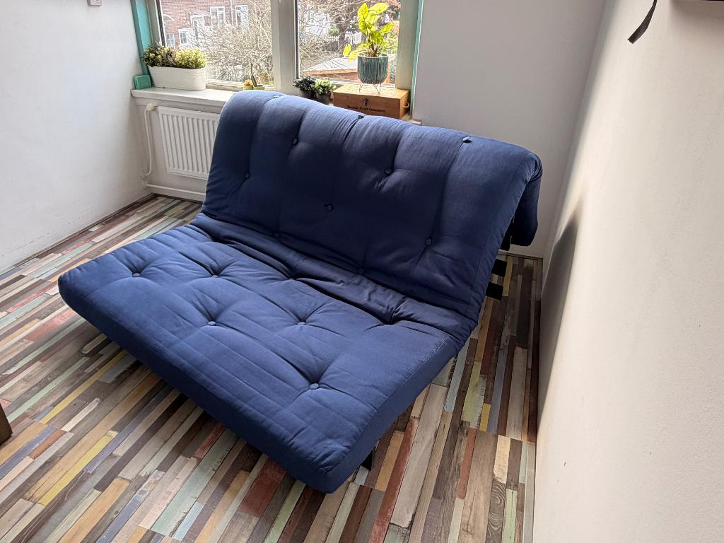 Mooie houten futon slaapbank (140x200 cm) - Donkerblauw, Ophalen, Gebruikt, Tweepersoons, 75 tot 100 cm