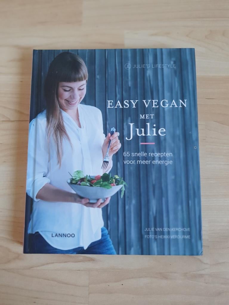 Kookboek Easy vegan met Julie veganistische recepten, Ophalen of Verzenden, Zo goed als nieuw, Gezond koken
