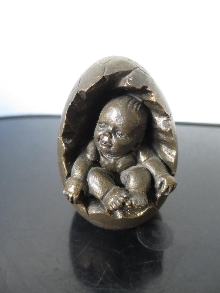 mooi baby beeldje  in een ei uit massief neolith 8 cm, Ophalen of Verzenden