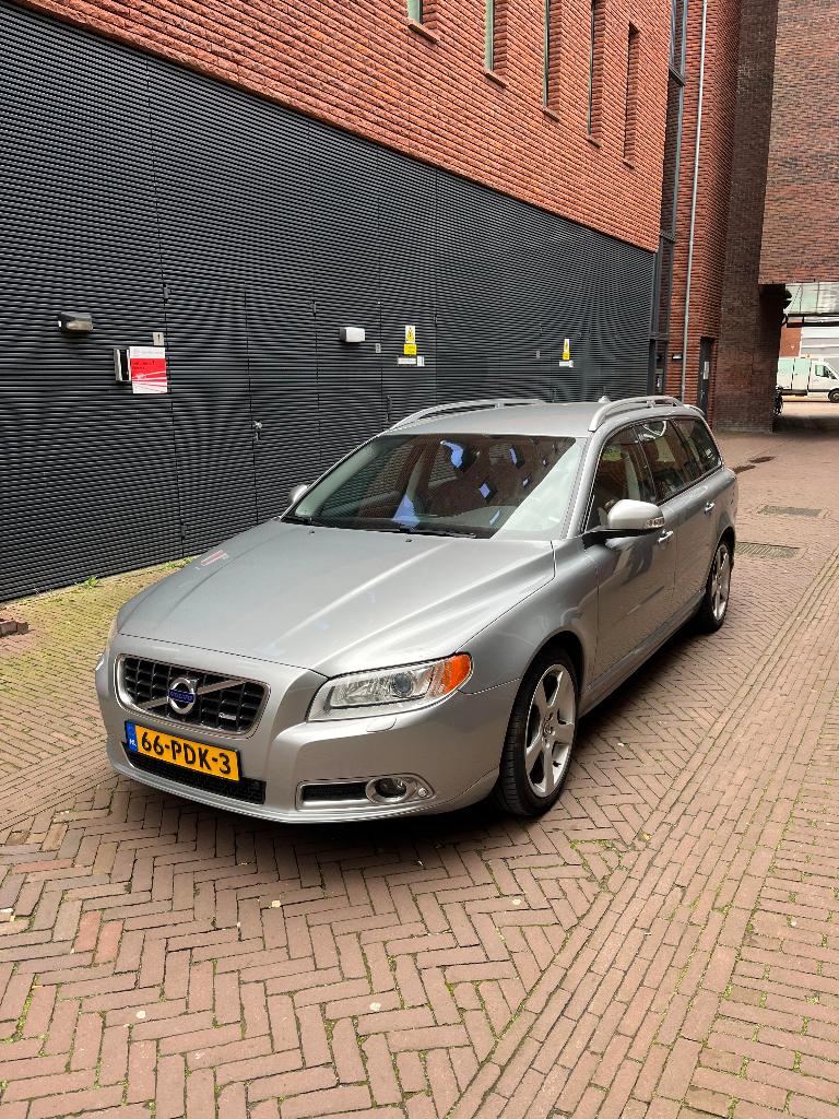 Volvo V70 2.0T R-design FWD  Automatic / leer 2011, Auto's, Volvo, 1800 kg, 4 cilinders, Stationwagon, 1558 kg