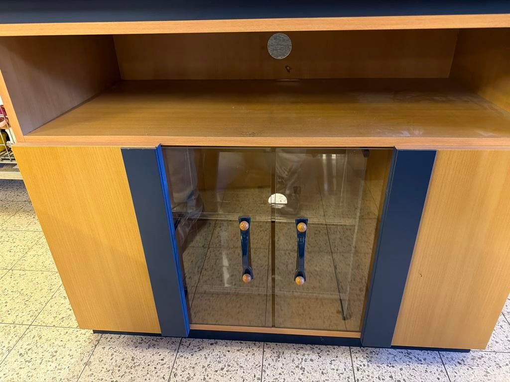 Houten TV-meubel met glazen deuren en opbergruimte, Huis en Inrichting, Kasten | Televisiemeubels, Ophalen, Gebruikt, 100 tot 150 cm