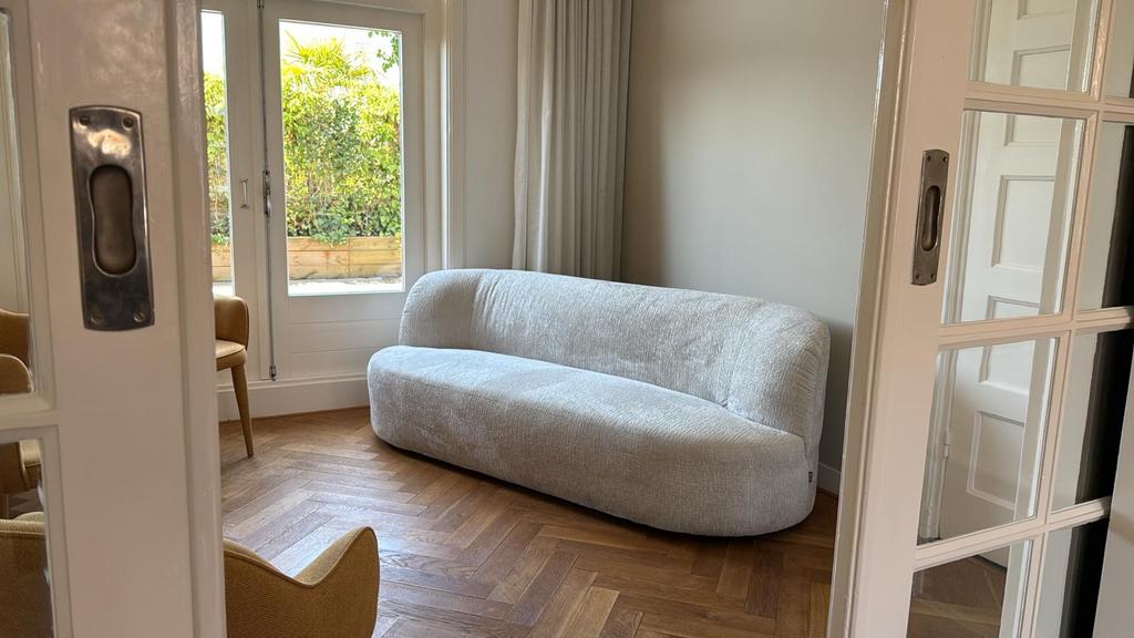 Moderne beige design bank - met hocker Loods5 - 50% korting, Huis en Inrichting, Banken | Bankstellen, Ophalen, 150 tot 200 cm