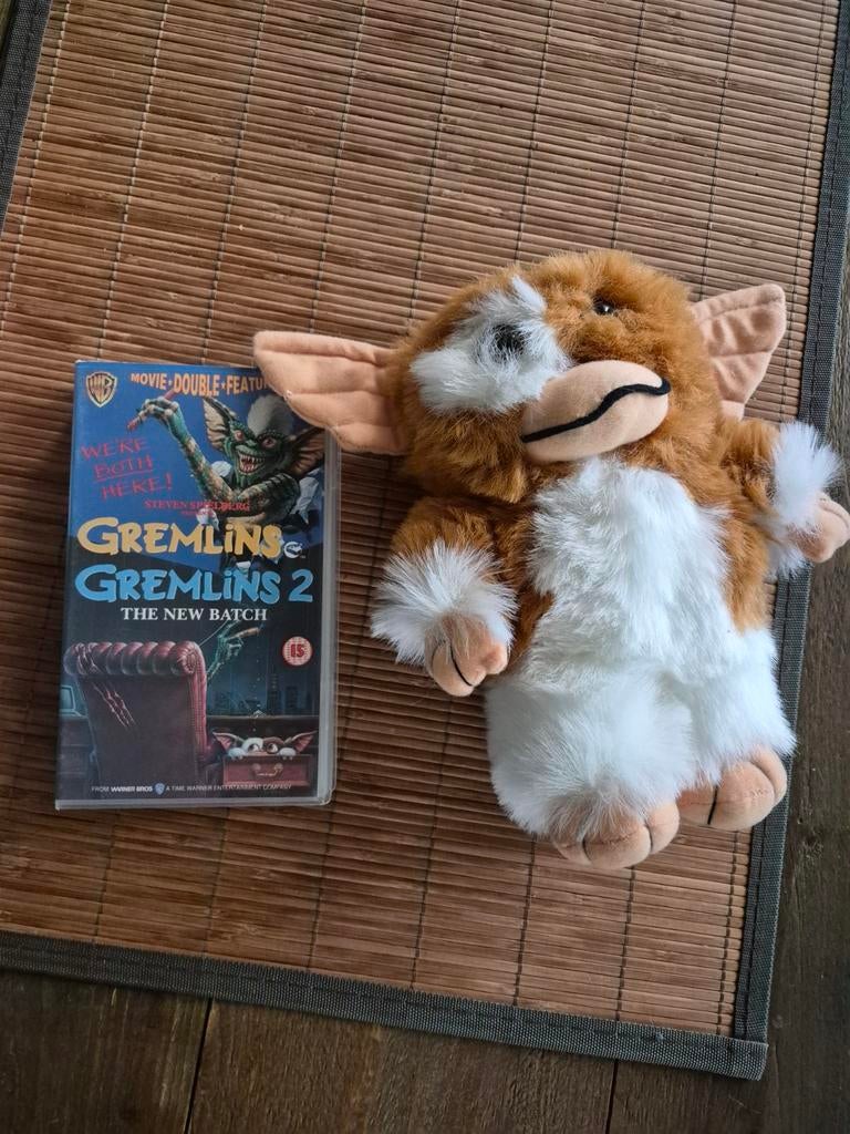 Videoband. Gremlins film 1 en 2 + knuffel Gizmo, Dieren en Toebehoren, Ophalen of Verzenden, Knuffels