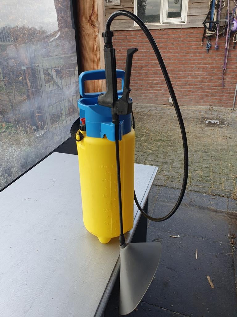 Gele drukspuit met blauwe bovenkant, Ophalen