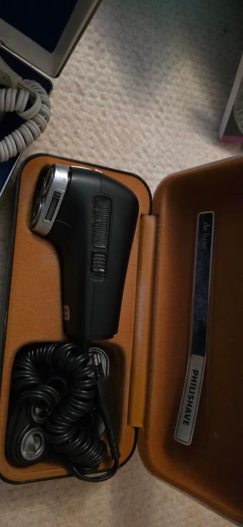 Drie scheerapparaten met etui, Ophalen