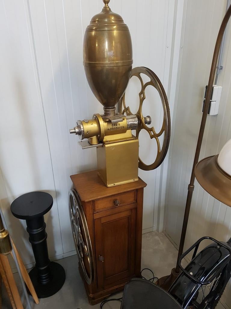 Antiek Zweedse industriele koffiemolen ajco sator 500c, Ophalen