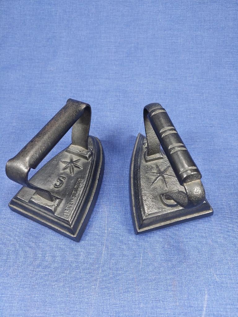 2 Gietijzeren strijkbouten van Belgisch fabricaat, Ophalen of Verzenden