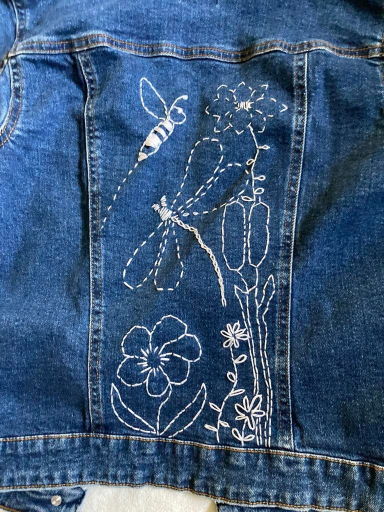 Handwerk: uniek geborduurd spijkerjack, Verzenden, Nieuw, Maat 38/40 (M), Blauw