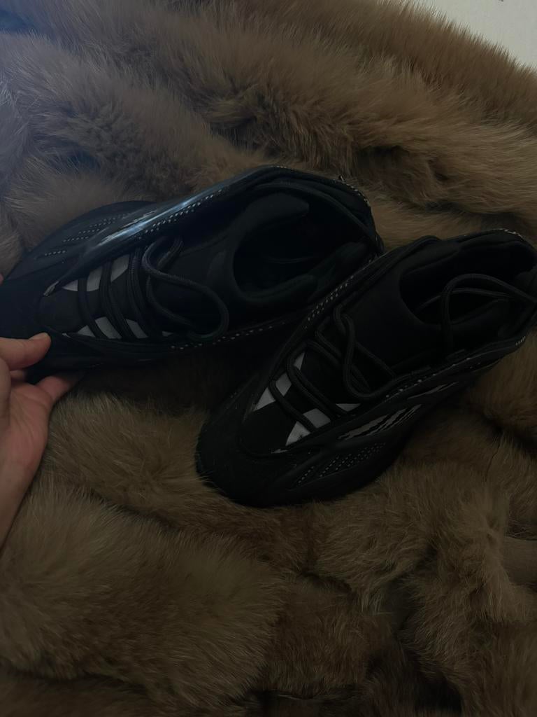 Yeezy 700, Ophalen of Verzenden, Zo goed als nieuw