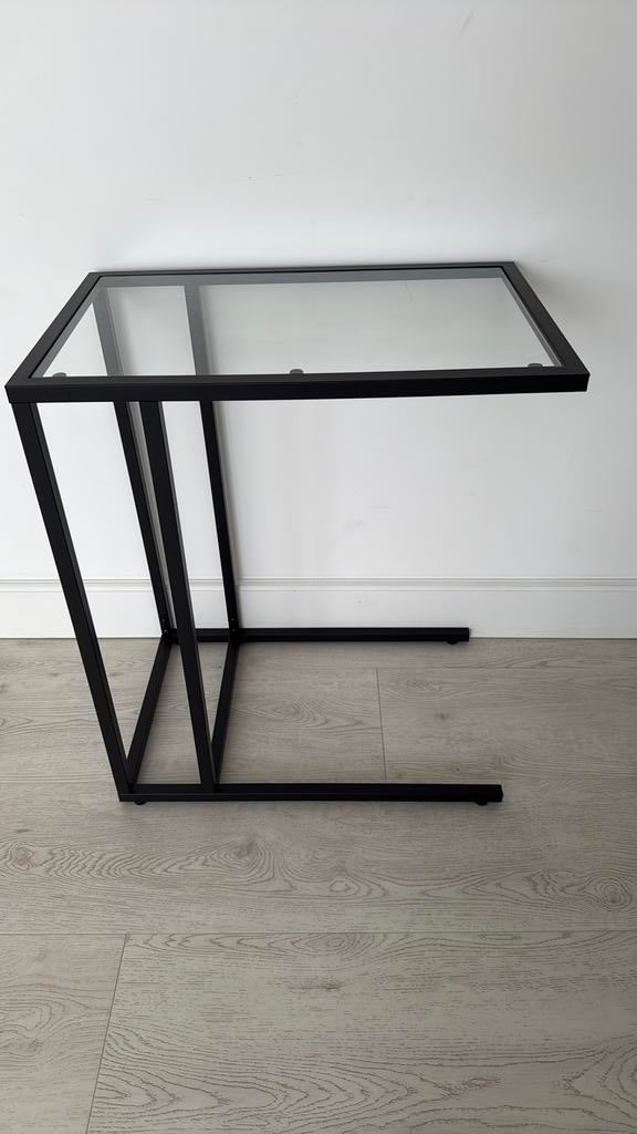 VITTSJÖ Zwart, laptophouder, glazen bijzettafel, ikea, 50 tot 100 cm, 75 cm of meer, Mooie, zwarte sidetable amper gebruikt, Ophalen of Verzenden