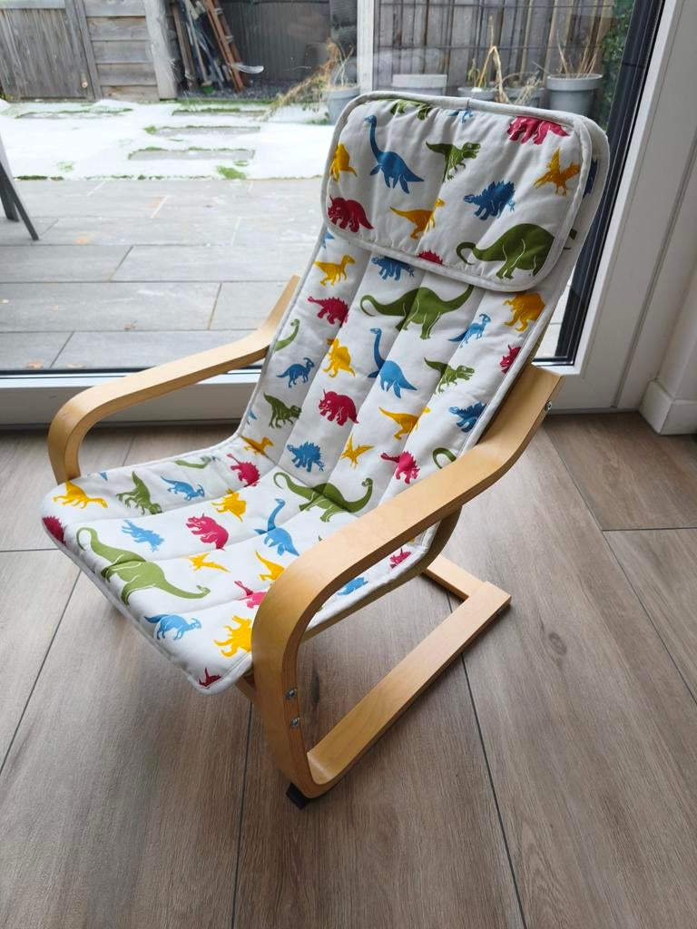 Kinderstoel met dino print - zo goed als nieuw!, Kinderen en Baby's, Kinderkamer | Tafels en Stoelen, Ophalen, Zo goed als nieuw