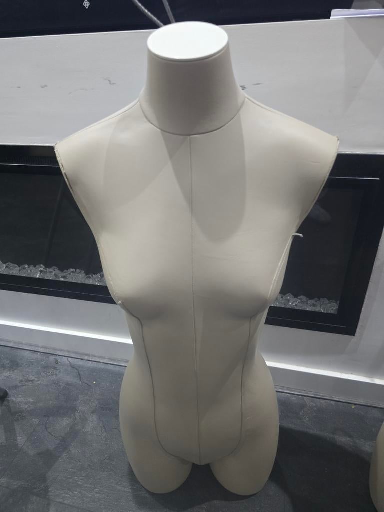 Hangende etalagepop torso, Ophalen