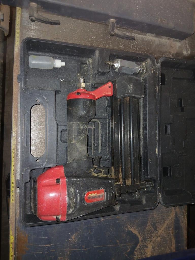 Lucht nageltacker - professioneel gereedschap, Doe-het-zelf en Verbouw, Compressors, Gebruikt, 6 tot 10 bar, Ophalen of Verzenden