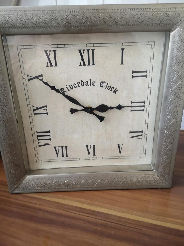 Riverdale Klok -, Huis en Inrichting, Woonaccessoires | Klokken, Ophalen of Verzenden, Gebruikt, Analoog, Wandklok