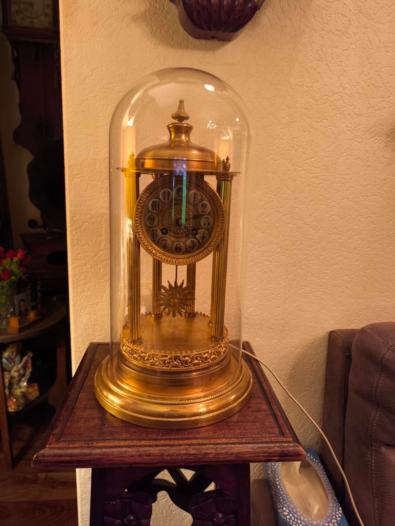 Mooi pendule onder glas, Ophalen