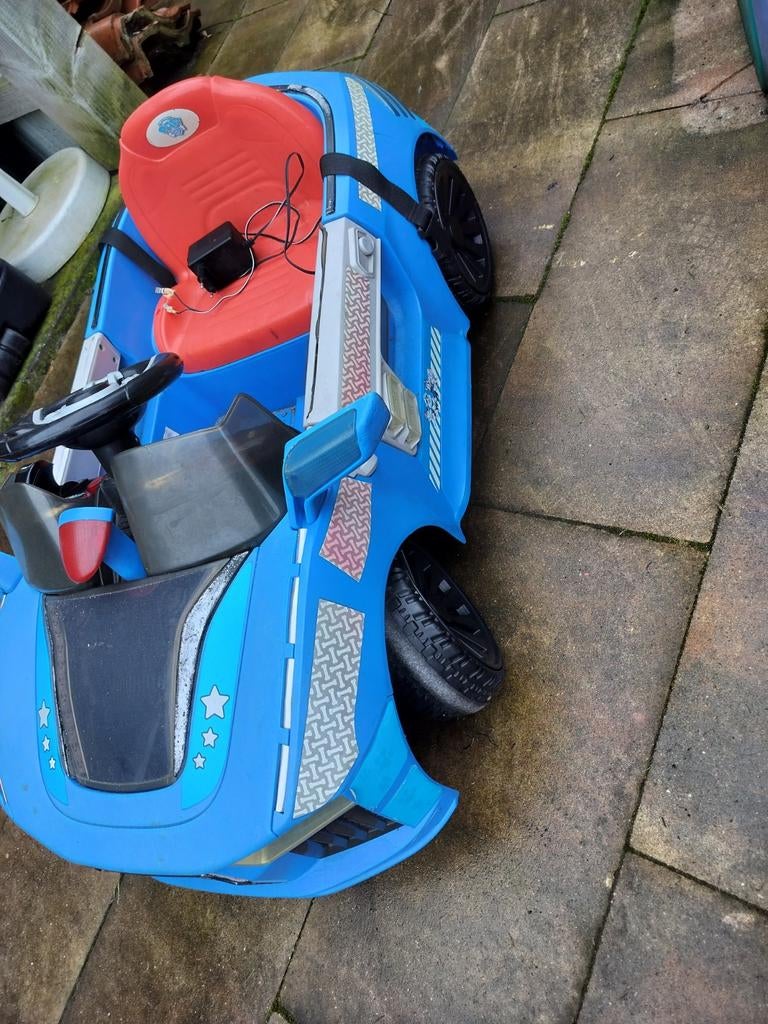 Leuke electrische auto met oplader, Ophalen, Gebruikt