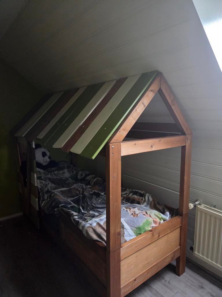 Bed met dak bruin, groen, wit, Kinderen en Baby's, Kinderkamer | Stapelbedden en Hoogslapers, Ophalen of Verzenden, Gebruikt