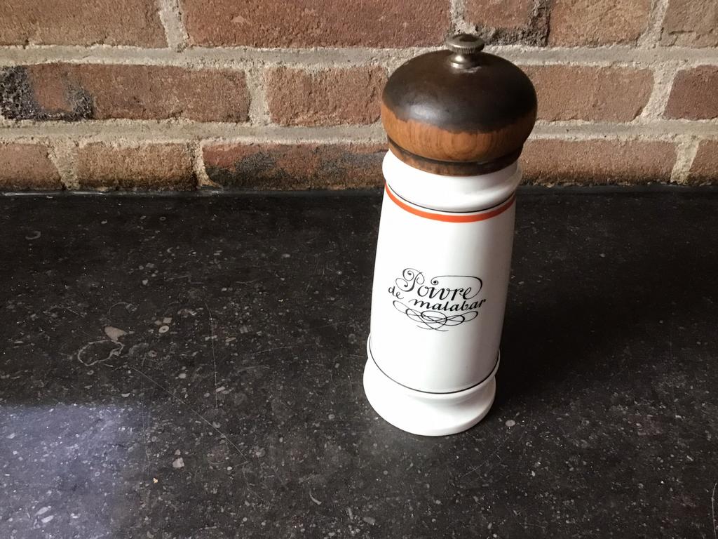 Porseleinen Poivre malbar met houten knop., Antiek en Kunst, Ophalen of Verzenden