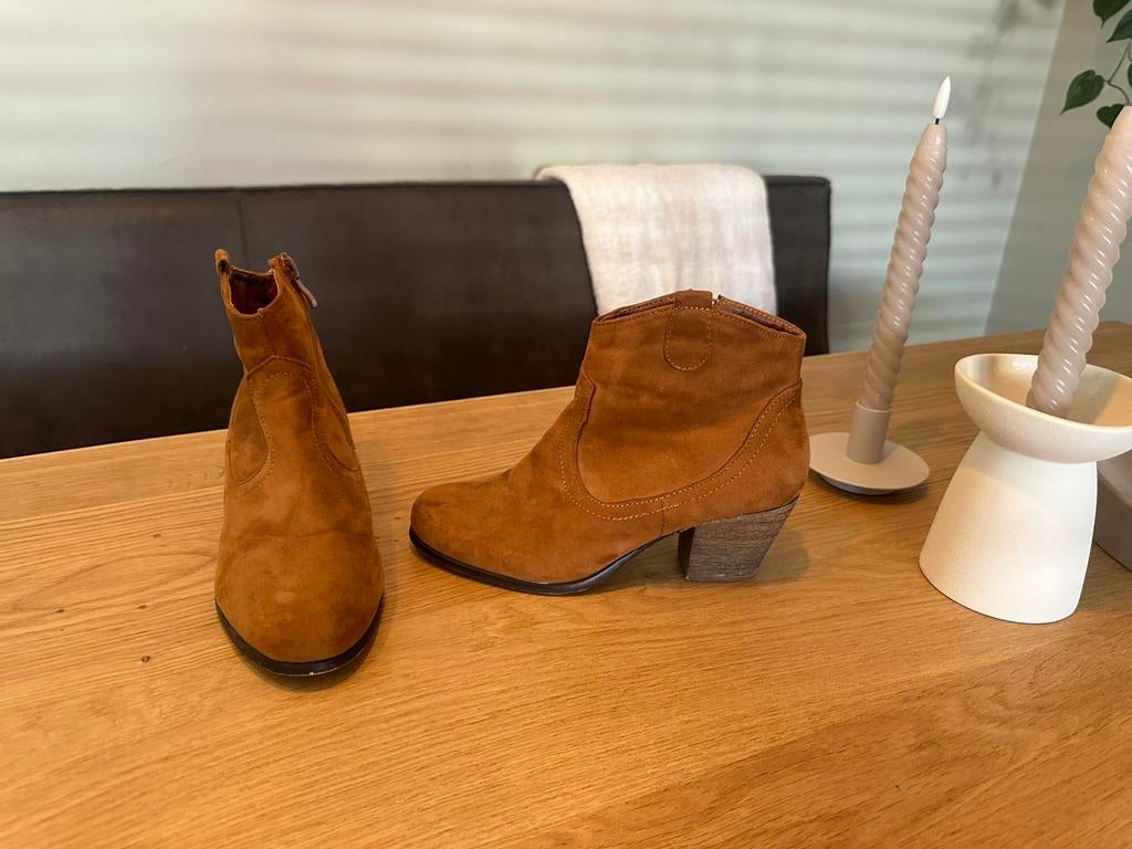 Bruine suède laarsjes maat 38! Als nieuw, Bruin, Lage of Enkellaarzen, Ophalen of Verzenden, Zo goed als nieuw