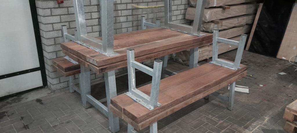 Picknick  tafel met bankjes, Tuin en Terras, Ophalen, Zo goed als nieuw, Hout