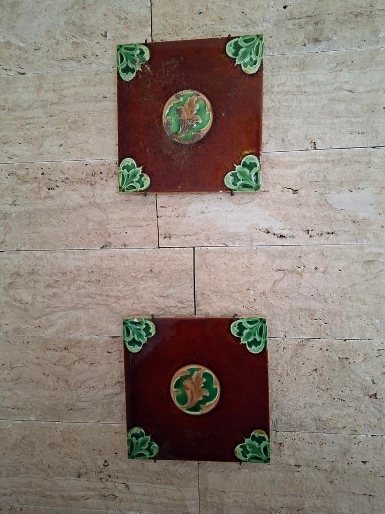 Twee Antieke Tegels Art Nouveau met Bladmotief, Ophalen of Verzenden