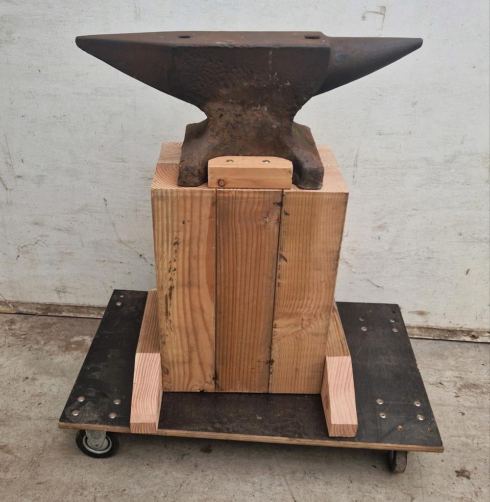 ️Aambeeld 65 kg op houten bok,  houten bok,  houten sokkel, Ophalen, Gebruikt