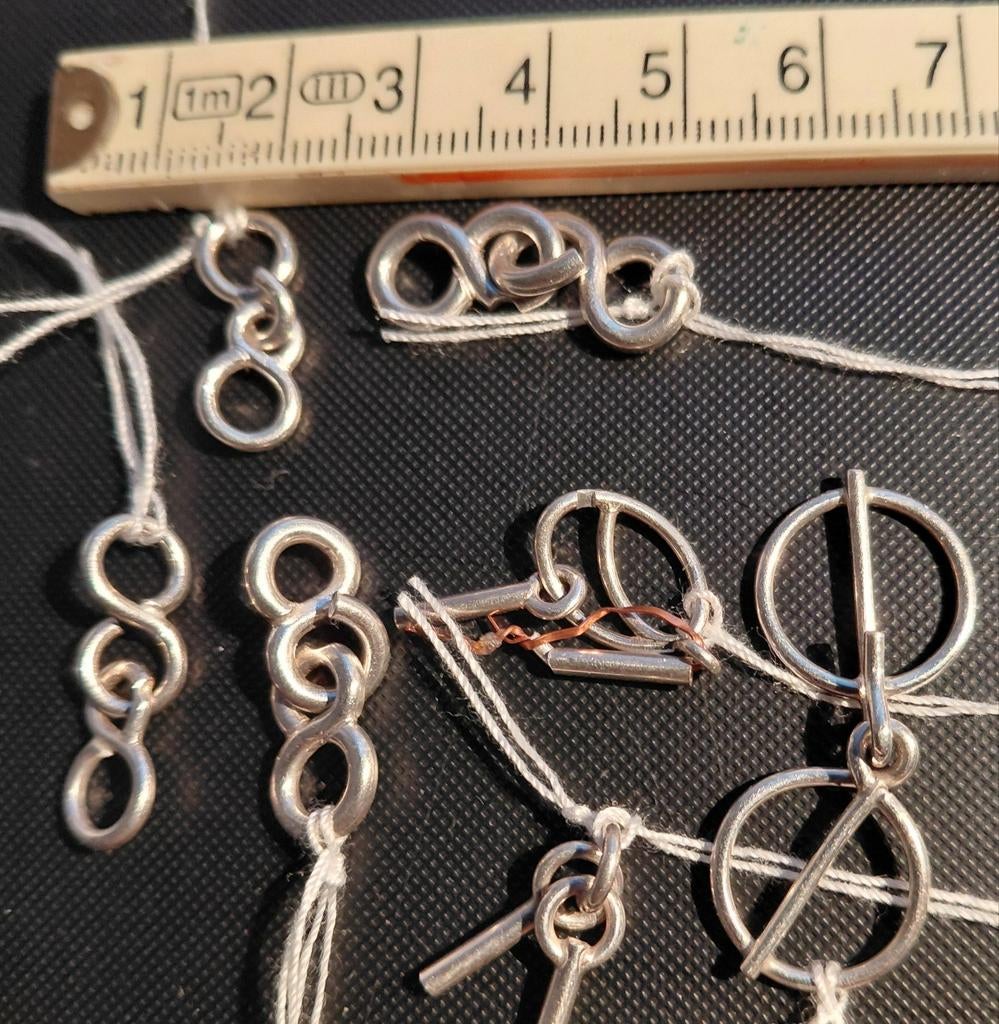 EXCLUSIEVE ZILVEREN SIERAADSLOTJES VAN GERENOMEERDE EDELSMID, Verzenden, Nieuw, Overige typen